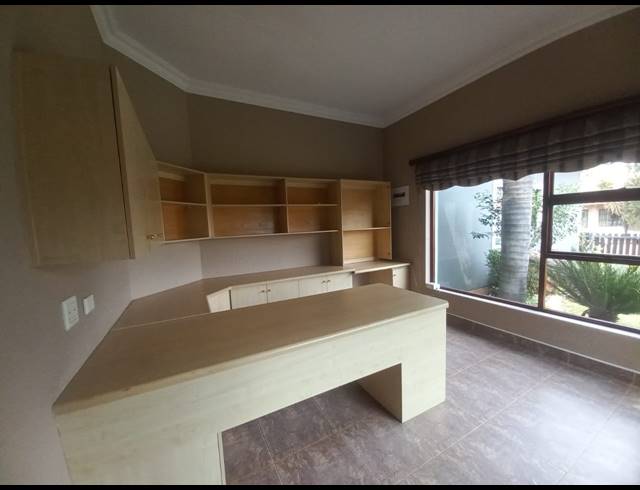3 BEDROOM HOUSE TO LET IN SONNEVELD